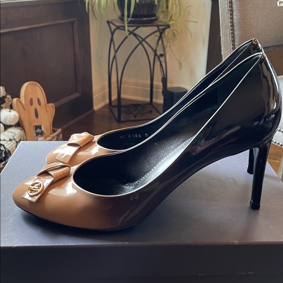 Louis Vuitton Patent Leather Fiancée Pumps With Box - Picture 9 of 16